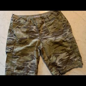Camo cargo shorts size 7 junior comfy fit & cute😍